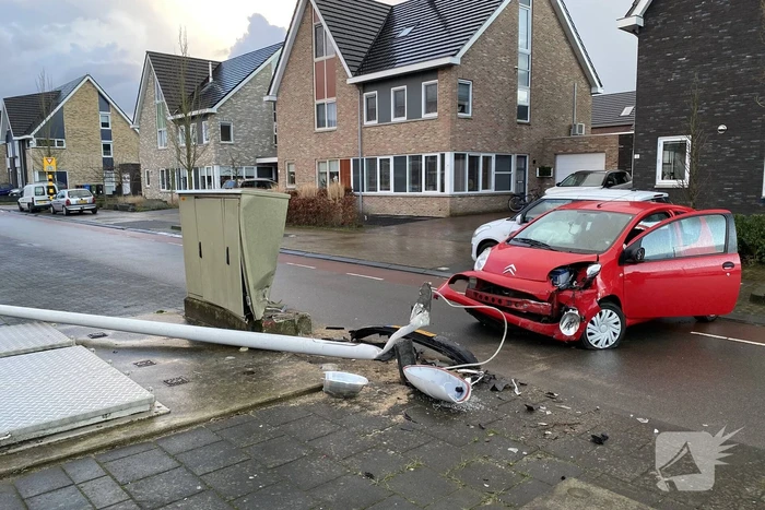 Auto botst op lantaarnpaal