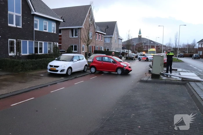 Auto botst op lantaarnpaal