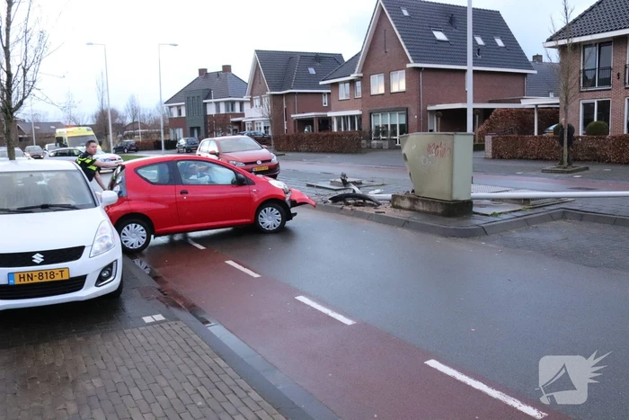 Auto botst op lantaarnpaal