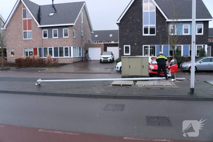 Auto botst op lantaarnpaal
