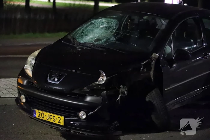 Auto ramt lantaarnpaal op rotonde
