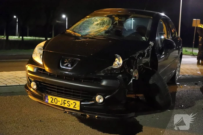 Auto ramt lantaarnpaal op rotonde