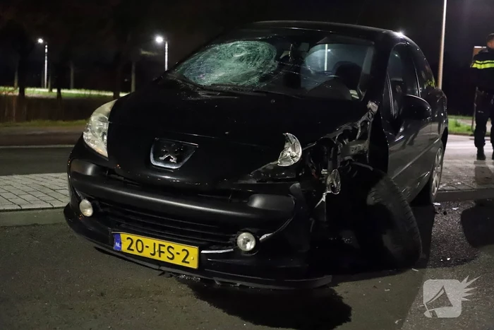 Auto ramt lantaarnpaal op rotonde
