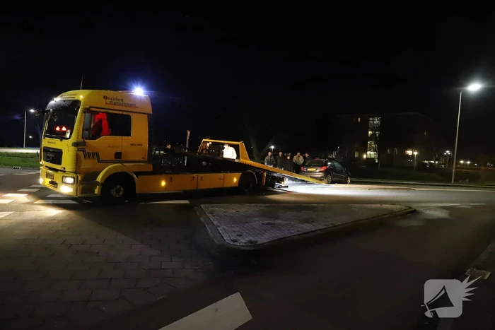 Auto ramt lantaarnpaal op rotonde