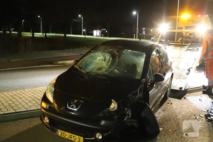 Auto ramt lantaarnpaal op rotonde