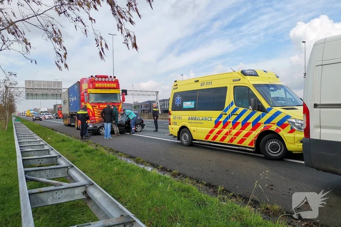 Vrachtwagen en personenwagen botsen op snelweg
