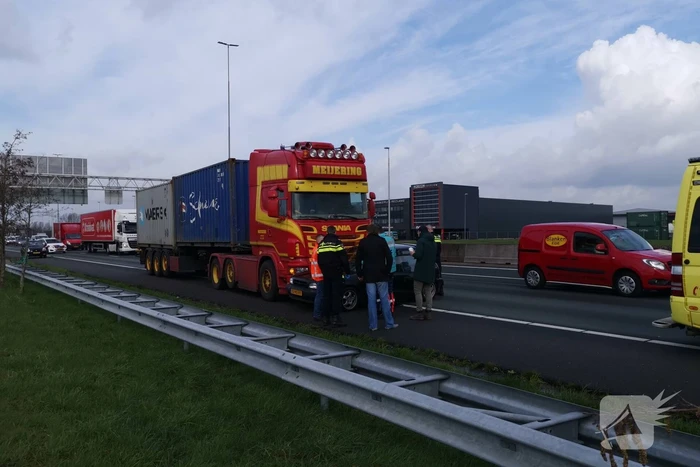 Vrachtwagen en personenwagen botsen op snelweg