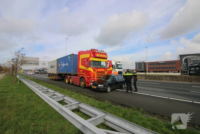 Vrachtwagen en personenwagen botsen op snelweg
