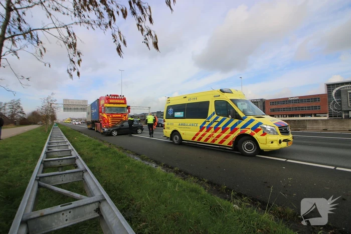 Vrachtwagen en personenwagen botsen op snelweg