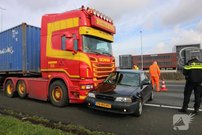 Vrachtwagen en personenwagen botsen op snelweg