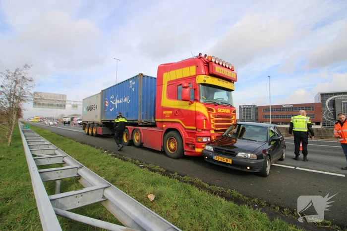 Vrachtwagen en personenwagen botsen op snelweg