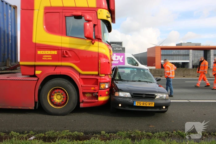 Vrachtwagen en personenwagen botsen op snelweg