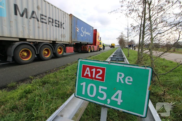 Vrachtwagen en personenwagen botsen op snelweg