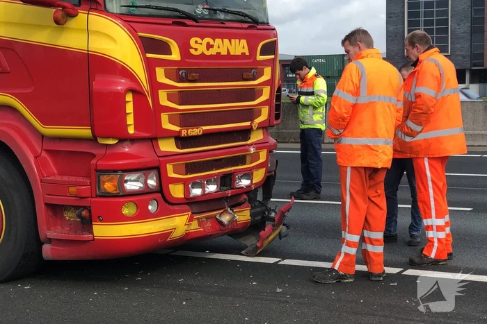 Vrachtwagen en personenwagen botsen op snelweg