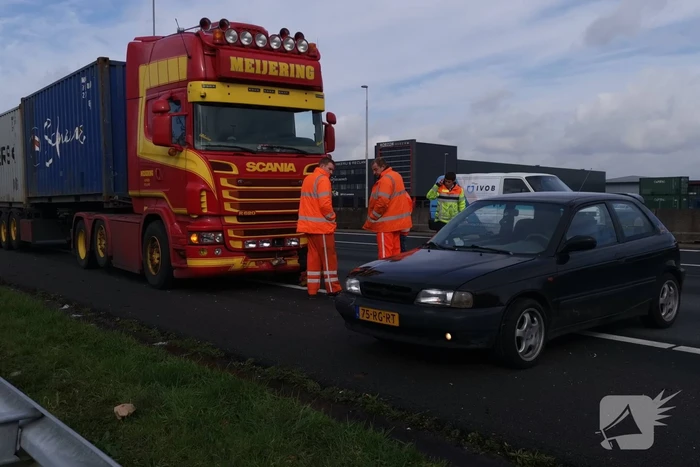 Vrachtwagen en personenwagen botsen op snelweg