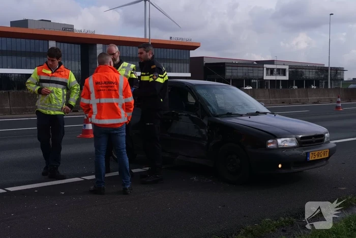 Vrachtwagen en personenwagen botsen op snelweg