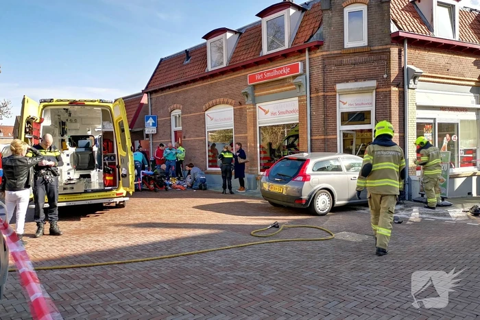 Auto knalt tegen pand Cafetaria 't Smulhoekje