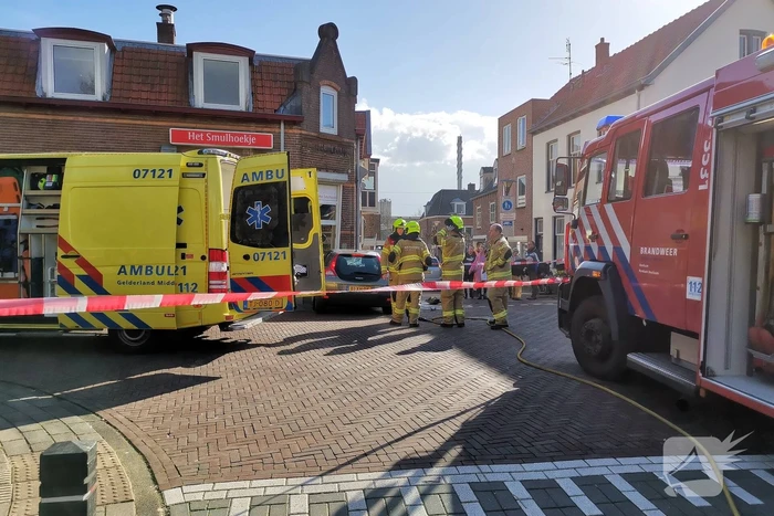Auto knalt tegen pand Cafetaria 't Smulhoekje