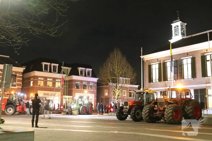 Vele boeren protesteren bij gemeentehuis voor debat windturbines