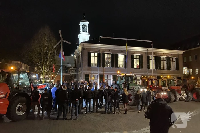 Vele boeren protesteren bij gemeentehuis voor debat windturbines