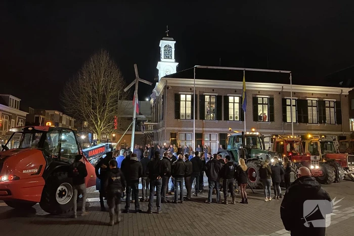 Vele boeren protesteren bij gemeentehuis voor debat windturbines