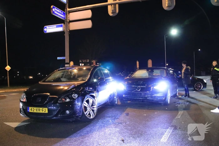 Twee auto's botsen op kruising