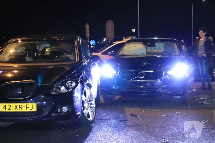 Twee auto's botsen op kruising