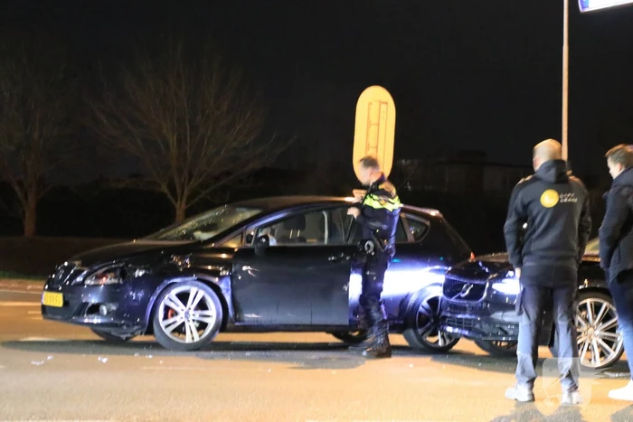 Twee auto's botsen op kruising