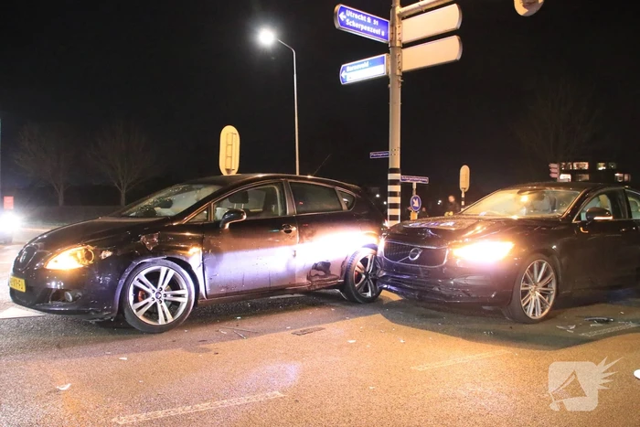 Twee auto's botsen op kruising