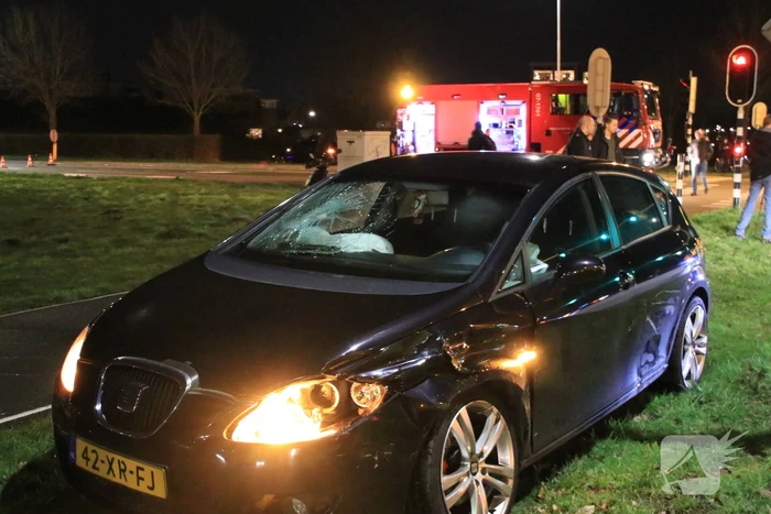 Twee auto's botsen op kruising