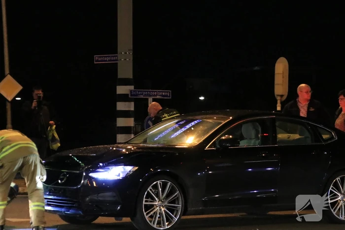 Twee auto's botsen op kruising