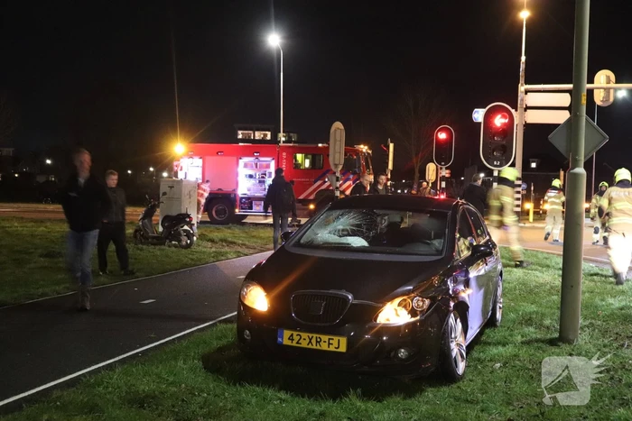 Twee auto's botsen op kruising