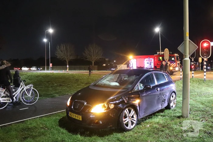 Twee auto's botsen op kruising