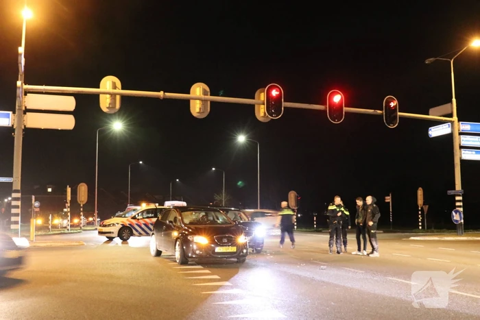 Twee auto's botsen op kruising