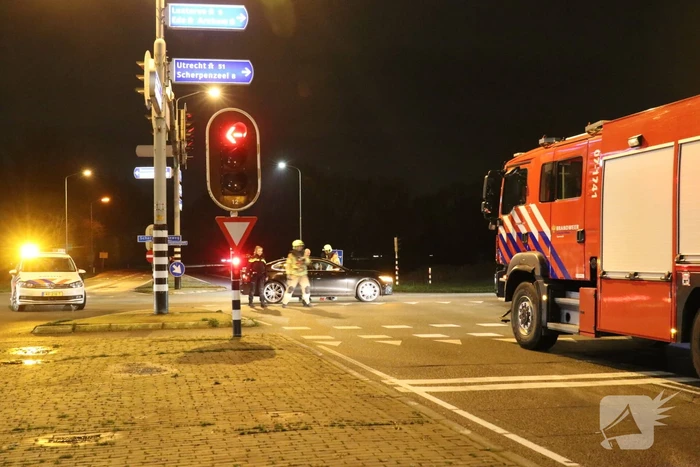Twee auto's botsen op kruising