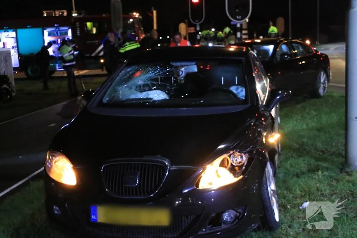 Twee auto's botsen op kruising
