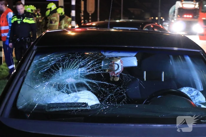 Twee auto's botsen op kruising