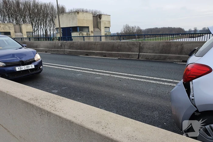Drie auto's betrokken bij kop-staartbotsing Nijkerkerbrug