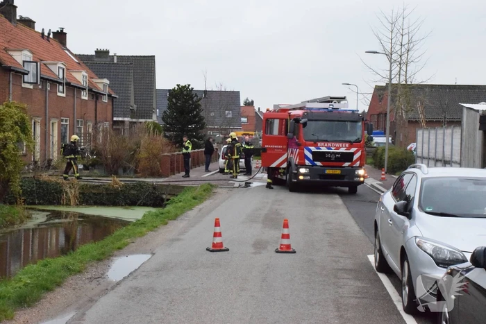 Brandweer forceert voordeur na brand in woning