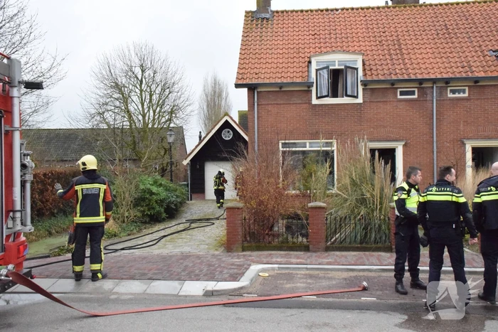 Brandweer forceert voordeur na brand in woning