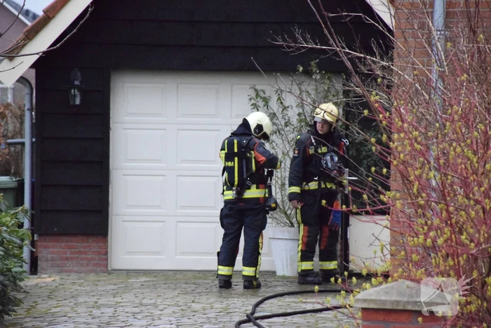 Brandweer forceert voordeur na brand in woning