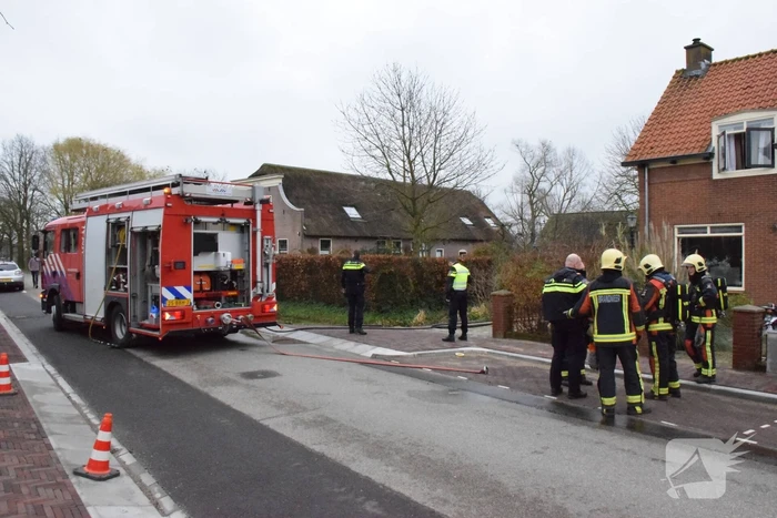 Brandweer forceert voordeur na brand in woning
