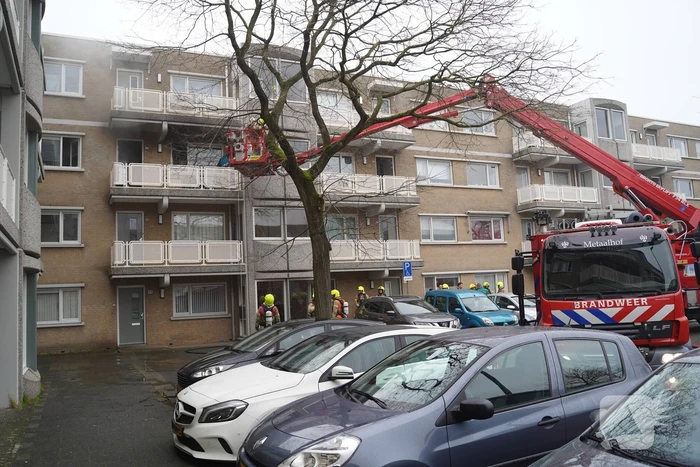 Vrouw uit woning gered bij uitslaande brand in Oosterflank
