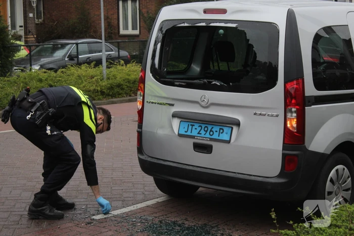 Fietser botst achterop taxibus