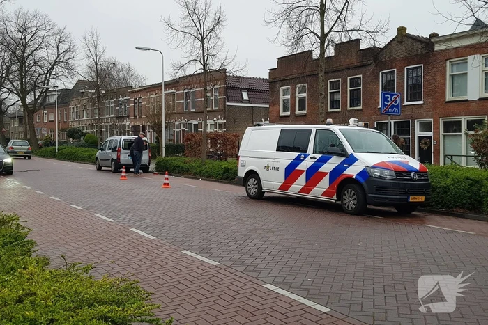 Fietser botst achterop taxibus