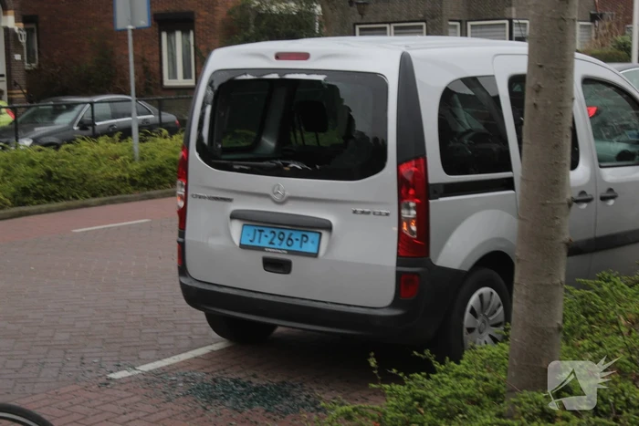 Fietser botst achterop taxibus