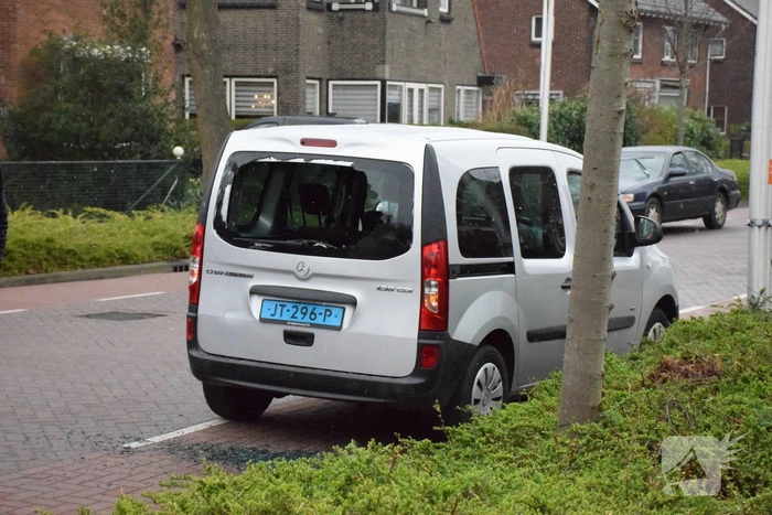 Fietser botst achterop taxibus
