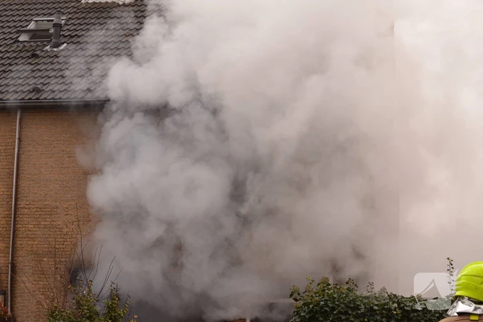 Veel rook bij uitslaande woningbrand