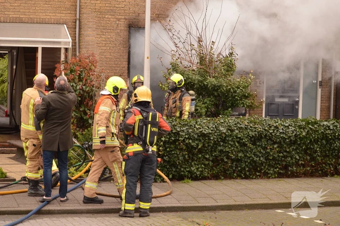 Veel rook bij uitslaande woningbrand