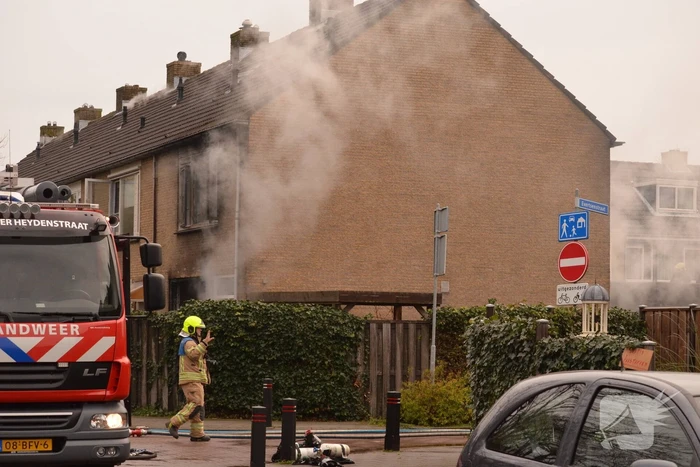 Veel rook bij uitslaande woningbrand